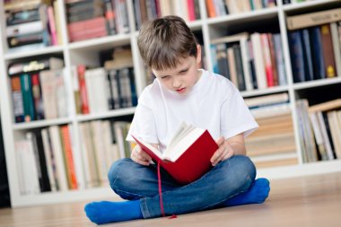 Çocuk Kitaplığı'nda kırmızı bir kitap okuma