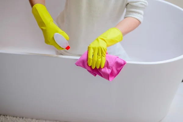 Mani femminili con guanti di gomma gialla bagno di pulizia — Foto Stock