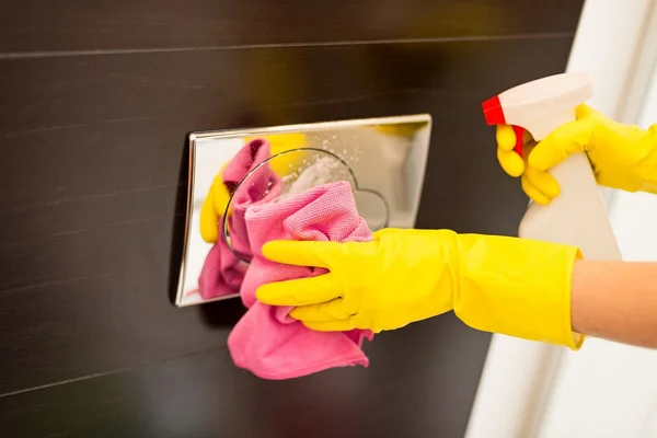 Cleaning flush button in toilet — Stock Photo, Image