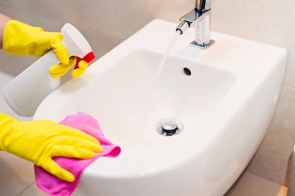 Bidé de limpeza em wc com pano rosa . — Fotografia de Stock