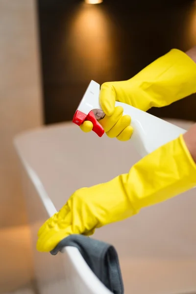 Bad in de badkamer schoonmaken — Stockfoto