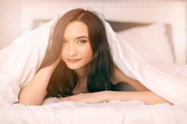 esmer kadın yorgan bakan