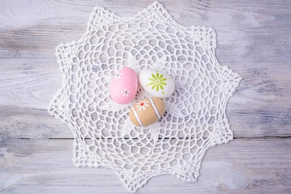 Coloridos huevos de Pascua con servilleta blanca — Foto de Stock