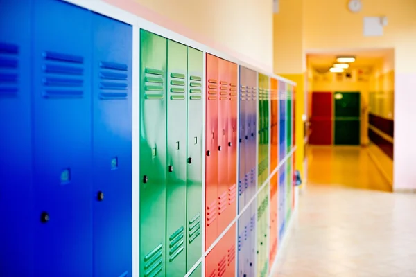 Kleurrijke metalen lockers — Stockfoto