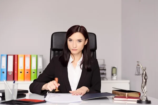 Brunette vrouw notaris stempelen notaris handelen — Stockfoto