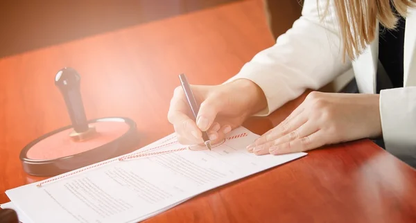 Vrouw notaris ondertekening van het contract — Stockfoto