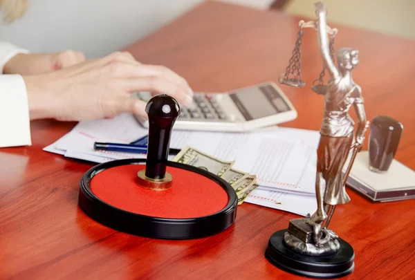 Woman Notary Public calculates the cost — Stock Photo, Image