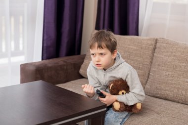 Kanepede oturan ve tv izlerken sinir çocuk
