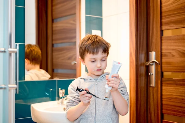 7 anni ragazzo lavarsi i denti in bagno — Foto Stock