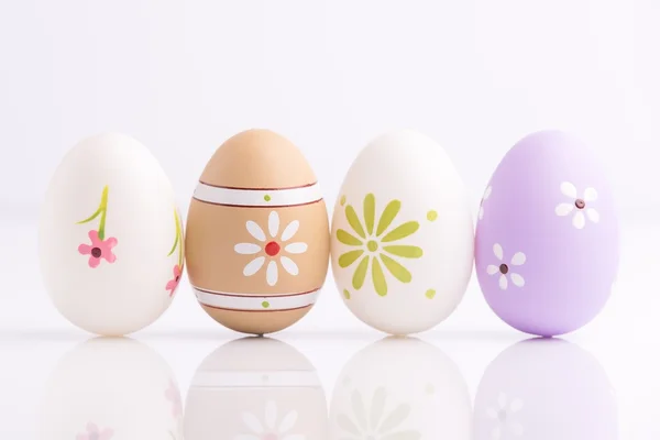 Wielkanocne jajka pomalowane w pastelowych kolorach na tle — Zdjęcie stockowe