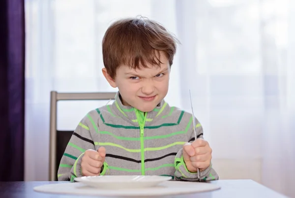 Głodny chłopiec dziecko czeka na obiad — Zdjęcie stockowe