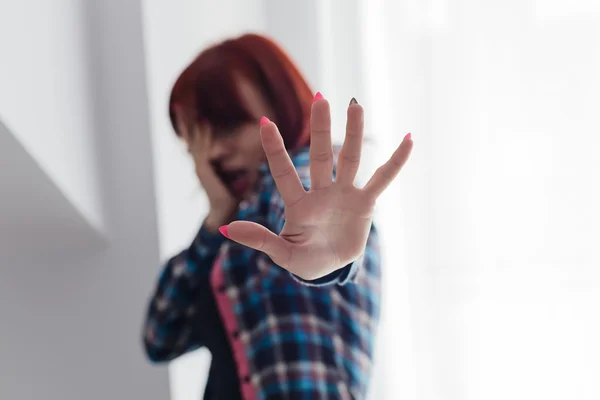 Mulher mostrando sinalização de mão para parar a violência e dor — Fotografia de Stock