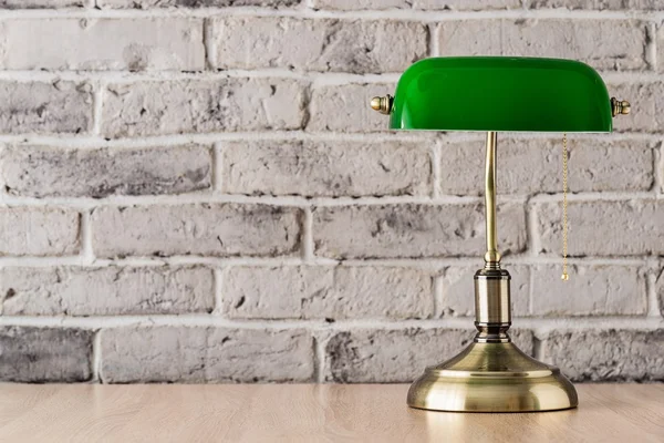 Grönt och guld bankir lampa på skrivbordet — Stockfoto
