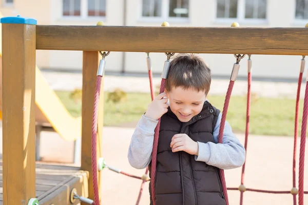 Jogos felizes - menino muito feliz no parque infantil — Fotografia de Stock