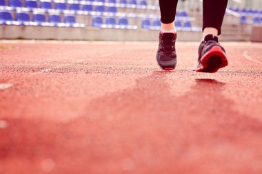 yolda çalışan kadın 