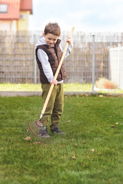 Küçük çocuk bahçede yardım