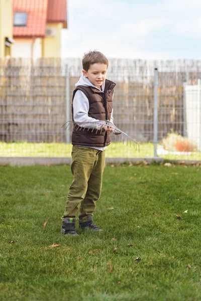 Kind hilft im Garten. — Stockfoto