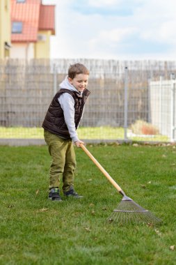 Küçük çocuk bahçede yardım. 