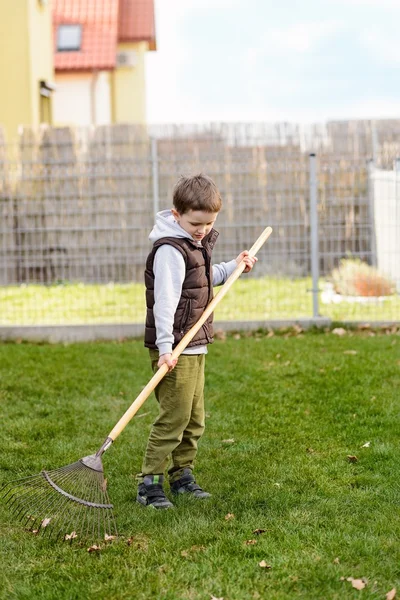 庭のスタッフの少年. — ストック写真