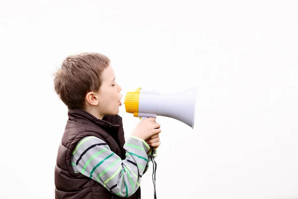 Boy v hnědé vestě křičí do megafonu — Stock fotografie