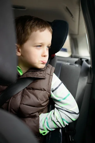 Niño ofendido en el asiento de seguridad del coche . — Foto de Stock
