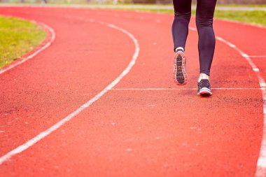 Eğitim açık havada çalışan kadın.