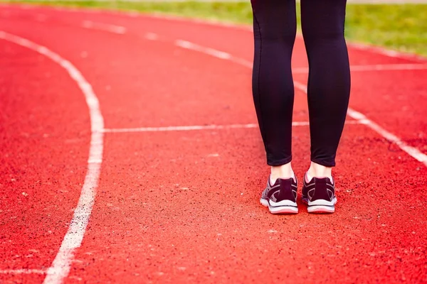 Vrouw opleiding buitenshuis uitvoeren. — Stockfoto