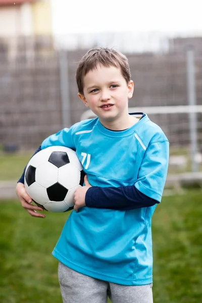 7 jaar boy - voetballer met voetbal bal. — Stockfoto