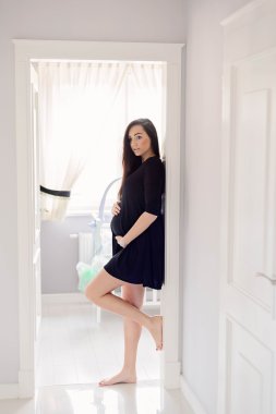 8 ay hamile kadın ev salonda poz