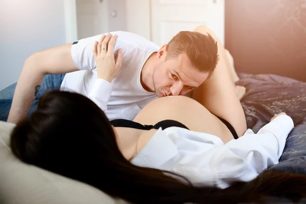 将来のお父さん彼の陽気なブルネット妊娠中の妻の腹にキスします。 — ストック写真