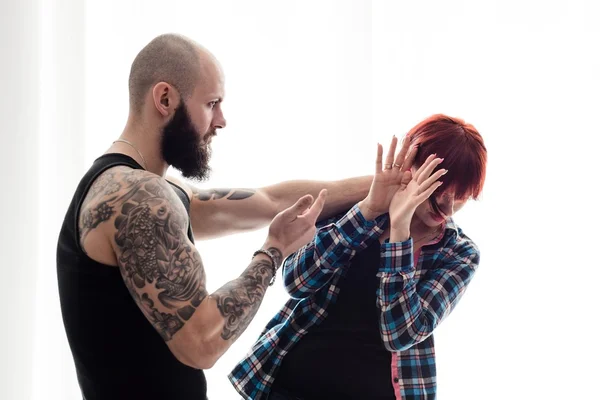 Mięśni brodaty mężczyzna bije żonę rudy — Zdjęcie stockowe