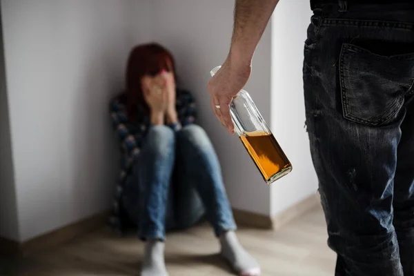 Frau von betrunkenem Ehemann missbraucht. — Stockfoto