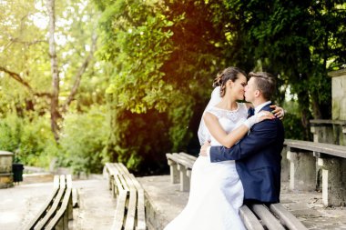 Gelin Damat üzerinde oturan diz 's ve onu öper