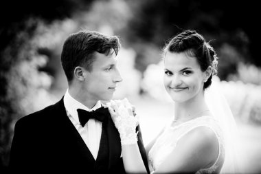 Gelinle damadın omzuna eller