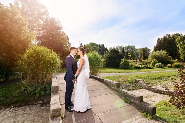 Young couple on the bridge in the park. — Stock Photo, Image