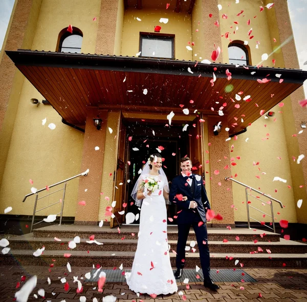 挙式後、教会から出てくる新婚夫婦 — ストック写真