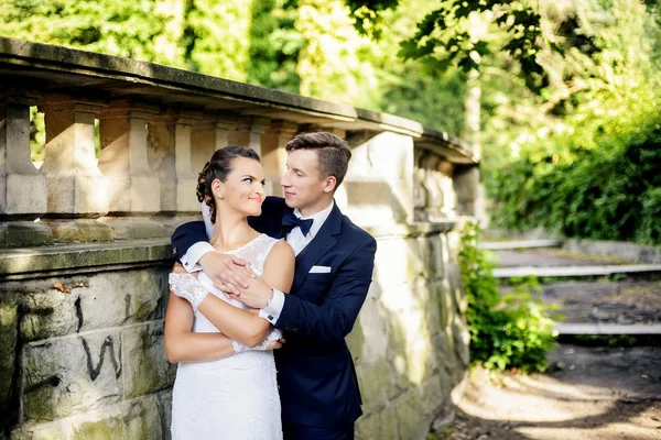 Groom debout derrière la mariée et l'étreint — Photo