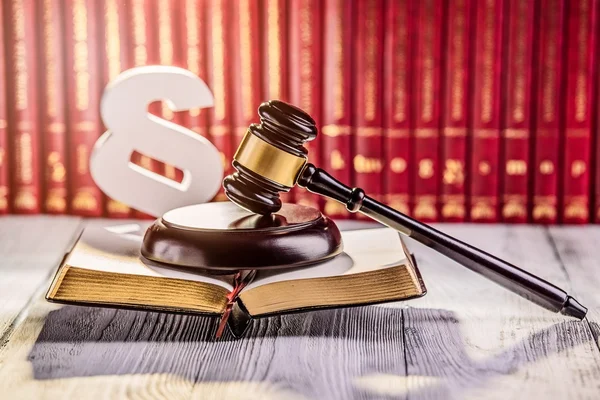 Tokmak ve ahşap paragraf