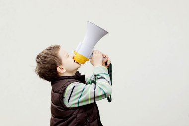 Küçük çocuk bir megafon ile çığlık