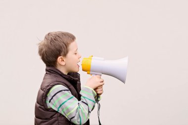 Küçük çocuk bir megafon ile çığlık