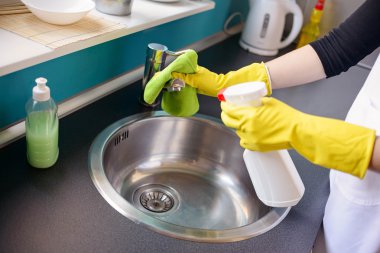 Sarı lastik eldiven dokunun yıkama elinde 