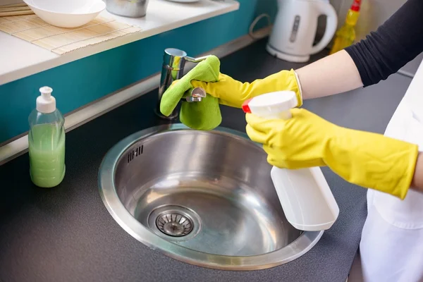 Mani in guanti di gomma gialla lavare il rubinetto — Foto Stock