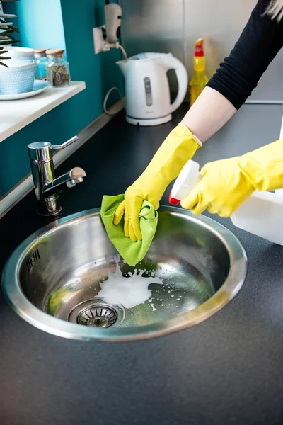 Handen in gele rubberen handschoenen wassen de gootsteen — Stockfoto