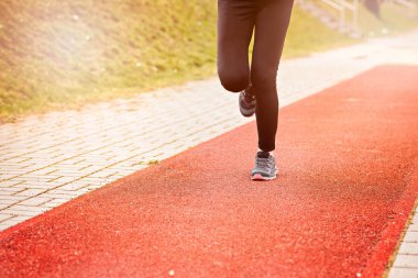 Stadyum üzerinde çalışan runner ayak