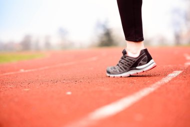 Stadyum üzerinde çalışan runner ayak