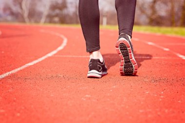 Stadyum üzerinde çalışan runner ayak