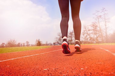 Stadyum üzerinde çalışan runner ayak