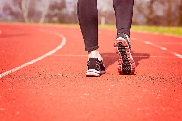 Stadyum üzerinde çalışan runner ayak