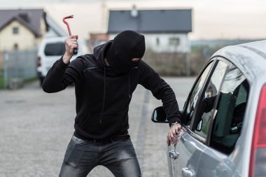 Araba hırsızı levye ile arabada bir cam kırma