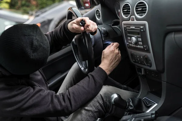 Ladrón de coches tratando de ejecutar un coche . — Foto de Stock